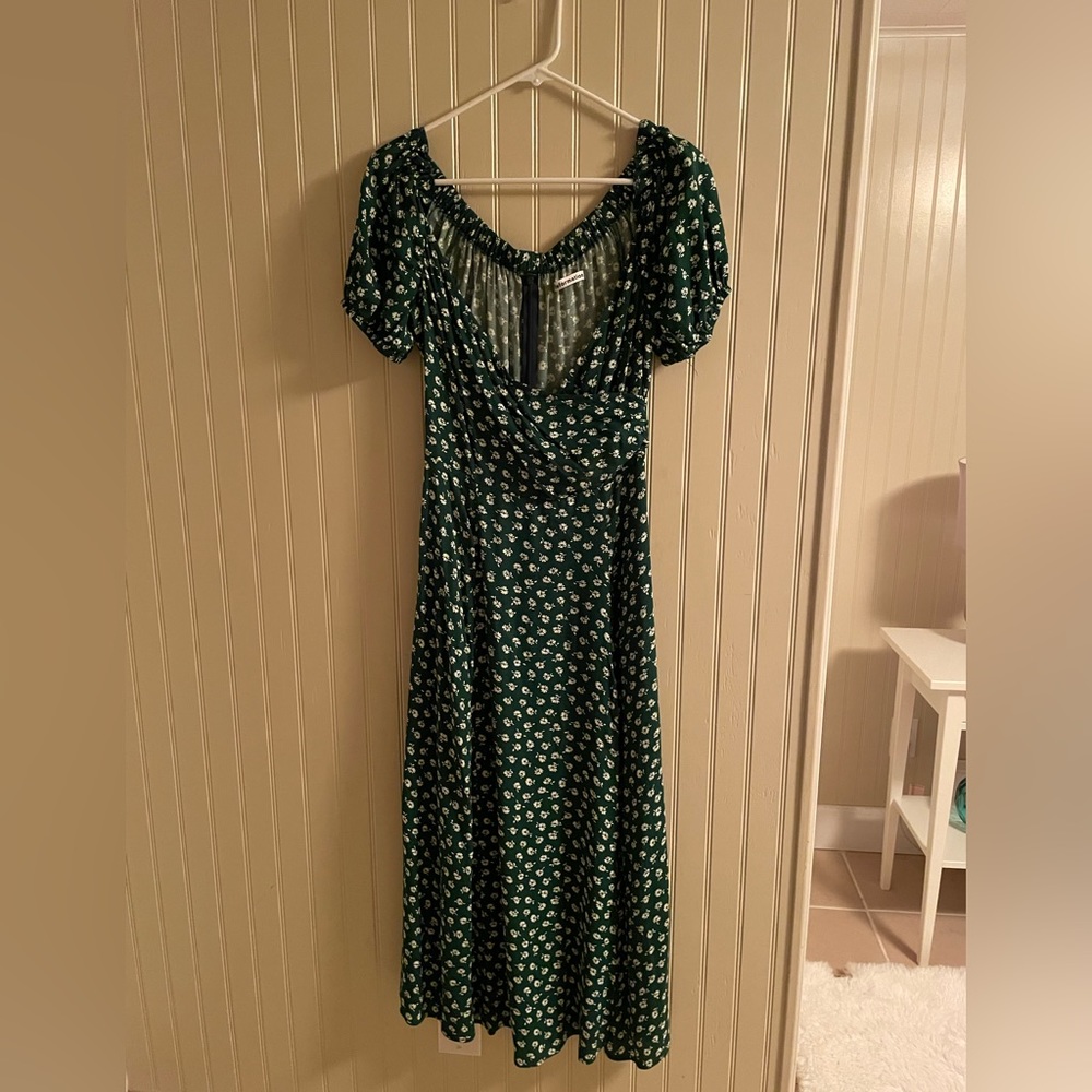 Reformation Size 8 maxi Dress in cute green & white floral print.